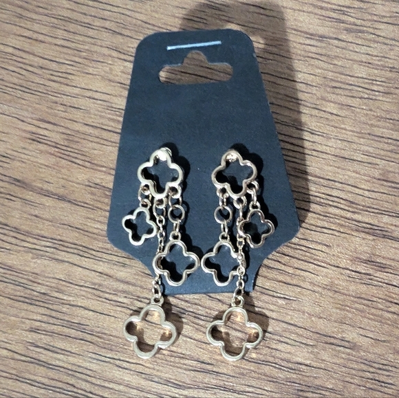 Chic Gold Clover Dangle Earrings - Picture 4 of 4